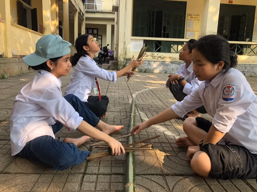 Một số trò chơi dân gian cũng được các em học sinh thích thú thể hiện tại Ngày hội. (Ảnh: Bá Hải).