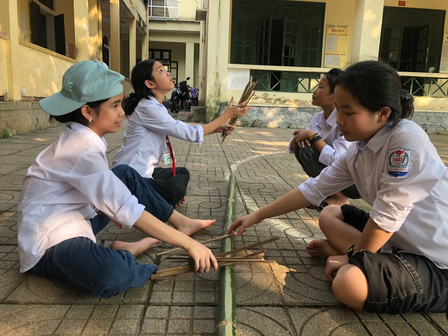 Một số trò chơi dân gian cũng được các em học sinh thích thú thể hiện tại Ngày hội. (Ảnh: Bá Hải).