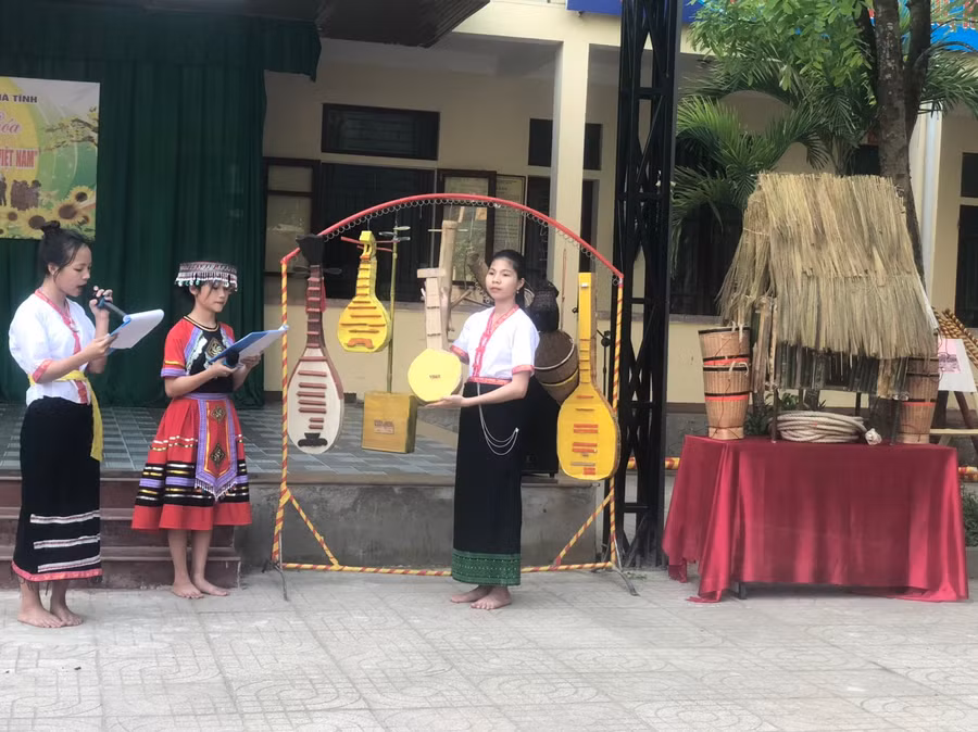 Các em học sinh giới thiệu về nhạc cụ và các vật dụng dân tộc. (Ảnh: Bá Hải).
