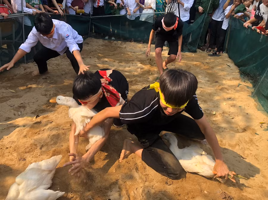 Phần thi bịt mắt bắt vịt được các em học sinh hào hứng cổ vũ. (Ảnh: Bá Hải).