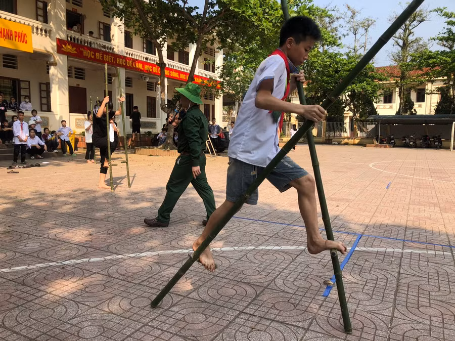 Các em học sinh cũng biểu diễn kỹ năng đi cà kheo rất tốt. (Ảnh: Bá Hải).