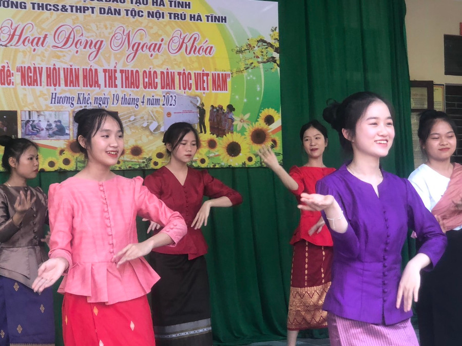 Tiết mục múa Lăm vông của các học sinh dân tộc Lào. (Ảnh: Bá Hải).