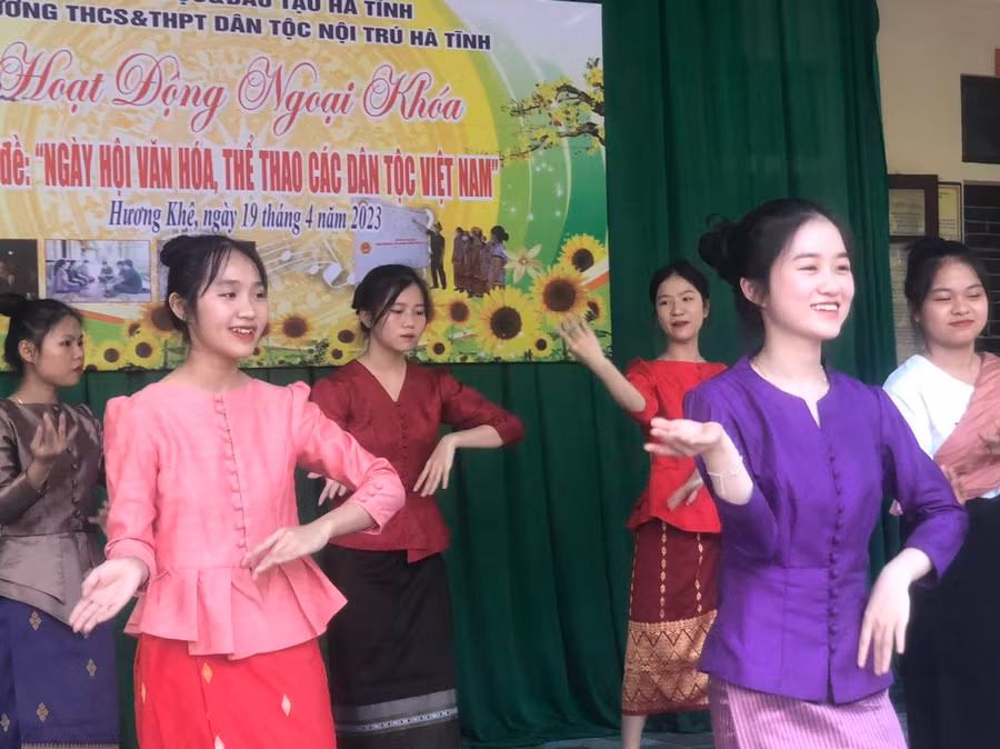 Tiết mục múa Lăm vông của các học sinh dân tộc Lào. (Ảnh: Bá Hải).