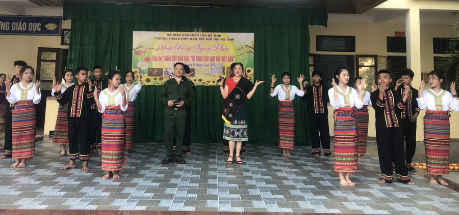 Giáo viên và các em học sinh dân tộc Chứt thể hiện tiết mục hát Tết Lấp lỗ của dân tộc Chứt. (Ảnh: Bá Hải).