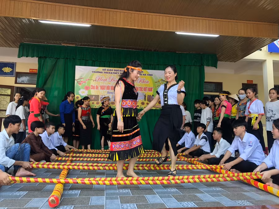 Học sinh và giáo viên Trường THCS&THPT dân tộc nội trú Hà Tĩnh cùng nhảy sạp tại Ngày hội Văn hóa, Thể thao các dân tộc Việt Nam. (Ảnh: Bá Hải).