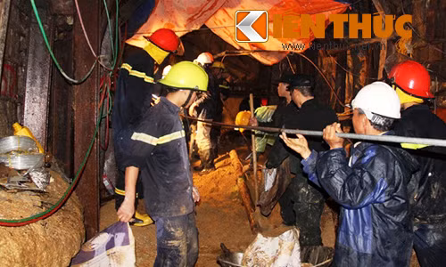 Các lực lượng cứu hộ làm việc suốt ngày đêm không ngơi nghỉ để sớm tiếp cận, cứu các nạn nhân.