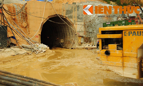 Nước trong hầm đang được rút ra.