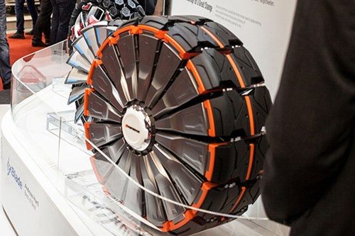 Kế đến là Alpike, có thiết kế giúp tăng đường kính của của bánh xe lên để mở rộng phạm vi giải phóng mặt bằng cũng như bung ra các rãnh sâu trong lốp của nó để bám kẹp vào tuyết và băng.