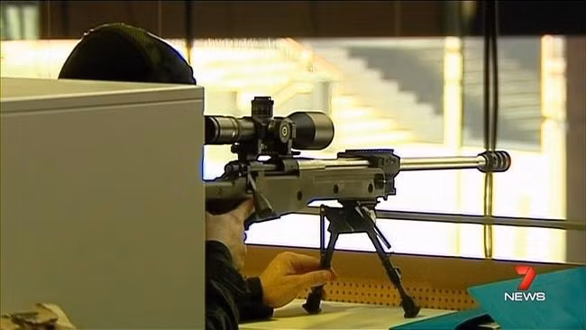 Cảnh sát bắn tỉa tại khu vực tòa nhà kênh Channel 7. Ảnh: 7News