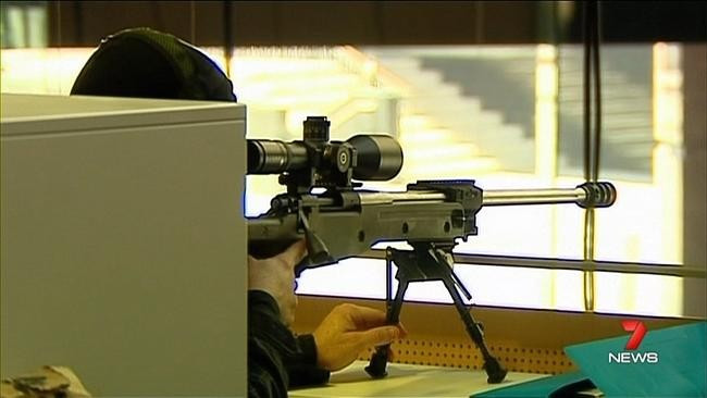 Cảnh sát bắn tỉa tại khu vực tòa nhà kênh Channel 7. Ảnh: 7News Cảnh sát bắn tỉa tại khu vực tòa nhà kênh Channel 7. Ảnh: 7News