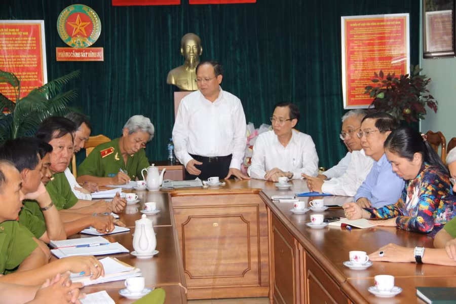 Ông Tất Thành Cang - Phó bí thư Thường trực Thành ủy và ông Lê Thanh Liêm - Phó chủ tịch UBND TP đến làm việc và khen thưởng thành tích cho các đơn vị Công an TP HCM. Ảnh: Khánh Trung.