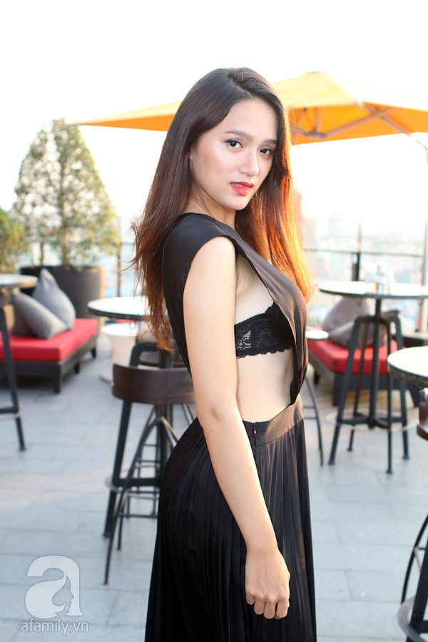 Hương Giang Idol mặc hở hang, để lộ nội y