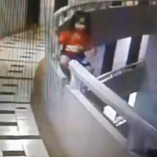 Bé gái trèo qua lan can và không may bị ngã xuống.