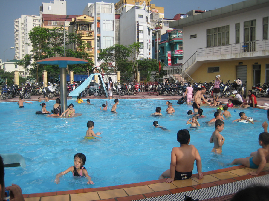 Bể bơi ngày hè luôn thu hút trẻ em