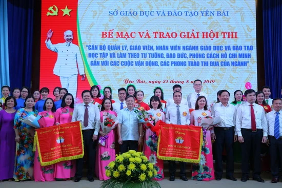 Các đại biểu với các đội đạt giải tại hội thi. Ảnh: Việt Hà