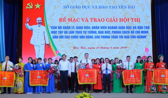 BTC hội thi trao giải Khuyến khích cho các đội đoạt giải. Ảnh: Việt Hà BTC hội thi trao giải Khuyến khích cho các đội đoạt giải. Ảnh: Việt Hà