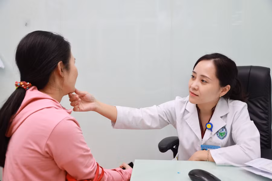 BSCKII Trần Ngọc Phương - Khoa Thẩm mỹ da - Bệnh viện Da liễu TPHCM thăm khám cho bệnh nhân.