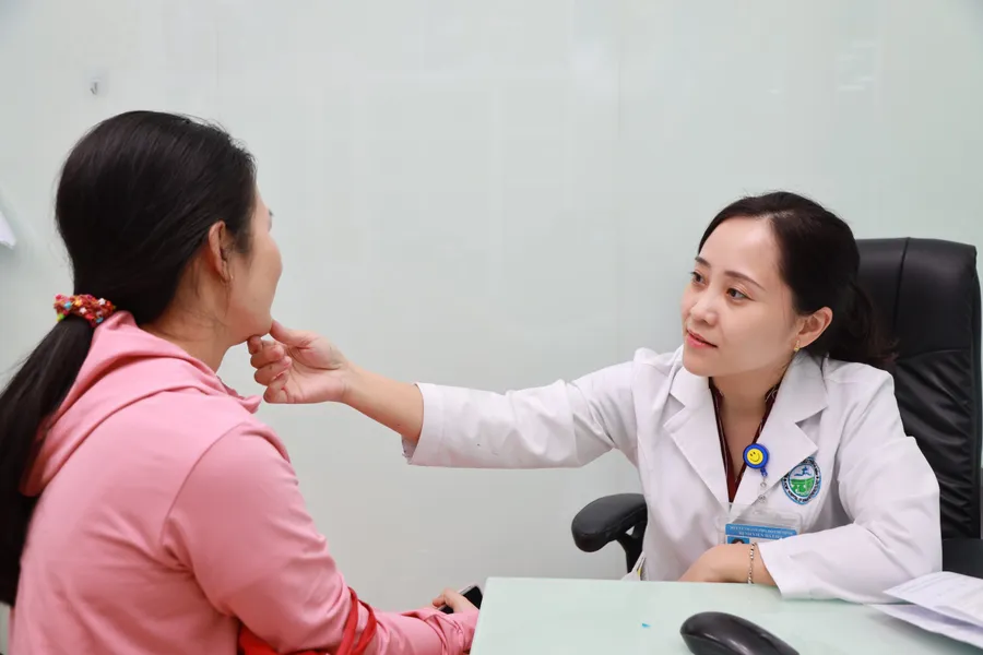 BSCKII Trần Ngọc Phương - Khoa Thẩm mỹ da - Bệnh viện Da liễu TPHCM thăm khám cho bệnh nhân.
