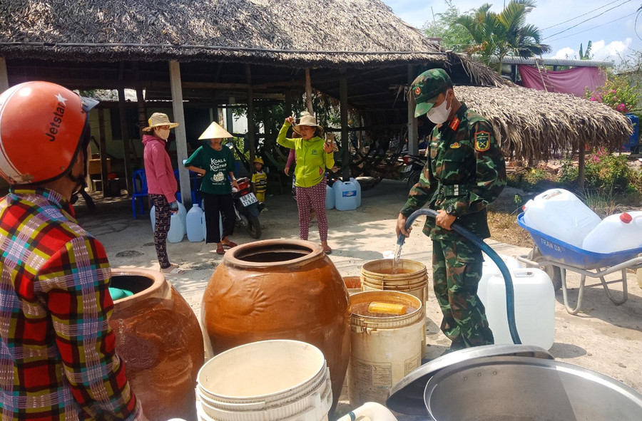 Đỉnh điểm hạn mặn năm nay có hơn 50.000 hộ dân thiếu nước sinh hoạt. Đỉnh điểm hạn mặn năm nay có hơn 50.000 hộ dân thiếu nước sinh hoạt.