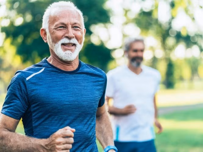 Người cao tuổi cần duy trì hoạt động để có sức khỏe tốt.