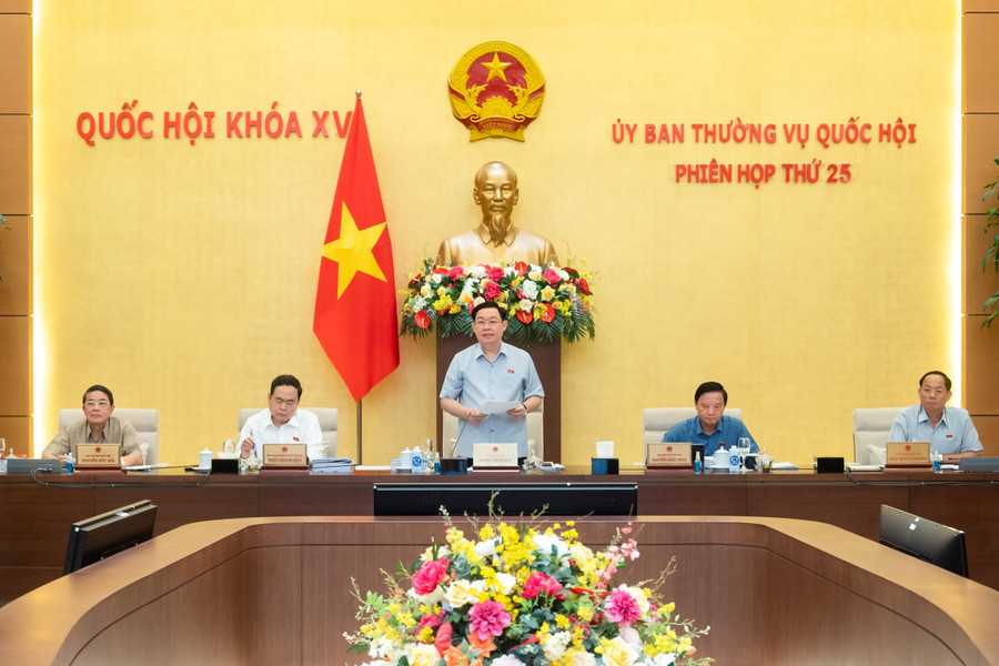 Chủ tịch Quốc hội cho biết, Ủy ban Thường vụ Quốc hội xem xét cho ý kiến về 11 dự án luật và dự thảo nghị quyết. Chủ tịch Quốc hội cho biết, Ủy ban Thường vụ Quốc hội xem xét cho ý kiến về 11 dự án luật và dự thảo nghị quyết.