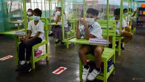 Học sinh thủ đô Manila trở lại trường học.