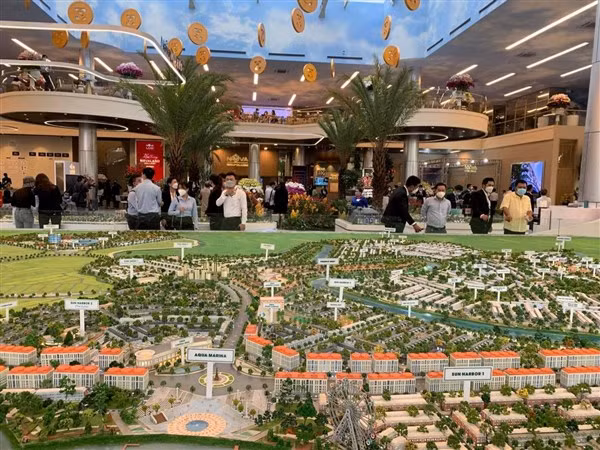 Khách hàng tham quan tìm hiểu sản phẩm tại một dự án của Tập đoàn Bất động sản NovaLand.