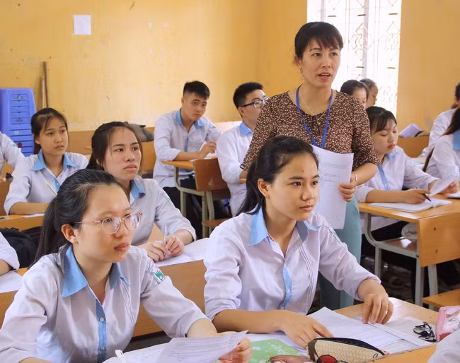 Cô và trò Trường THPT Long Châu Sa (Phú Thọ) ôn tập trước kỳ thi năm 2018