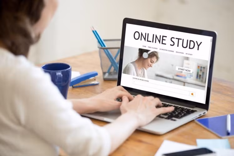 Nhiều sinh viên Mỹ thích học trực tuyến.