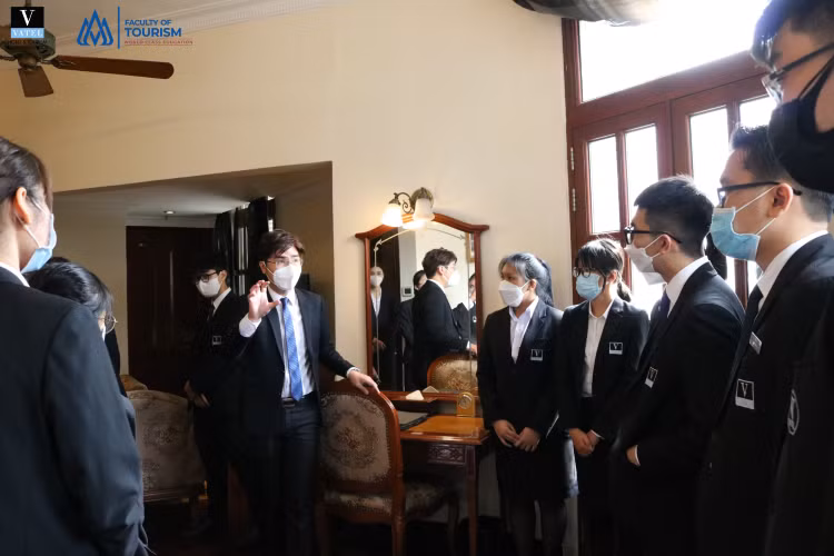 Sinh viên Trường Đại học Hoa Sen tham gia chương trình đào tạo chuyên sâu Vatel của Pháp. Ảnh: Nam Sơn