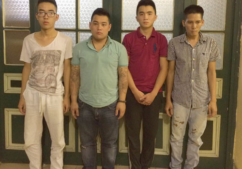 Bốn “quái xế” tại trụ sở công an. hang-chuc-canh-sat-vay-bat-nhom-quai-xe-nao-loan-ho-guom