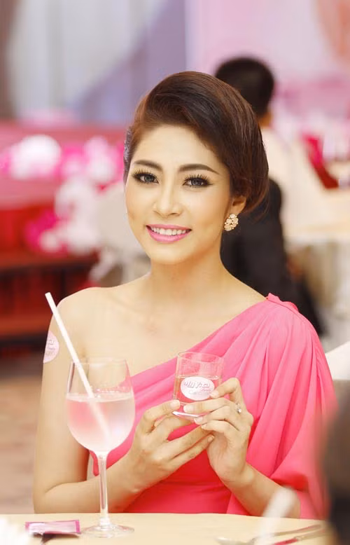 Hoa hậu Đặng Thu Thảo quyến rũ với tóc xoăn xù - 5