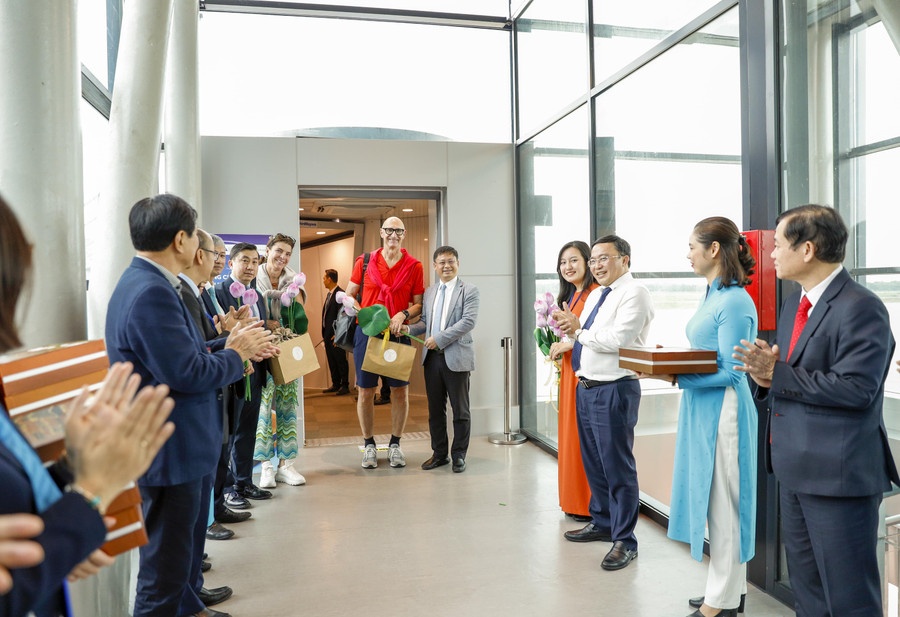 Lãnh đạo tỉnh Thừa Thiên Huế tặng hoa và quà chào đón những vị khách đầu tiên đến Huế bằng đường hàng không. Lãnh đạo tỉnh Thừa Thiên Huế tặng hoa và quà chào đón những vị khách đầu tiên đến Huế bằng đường hàng không.