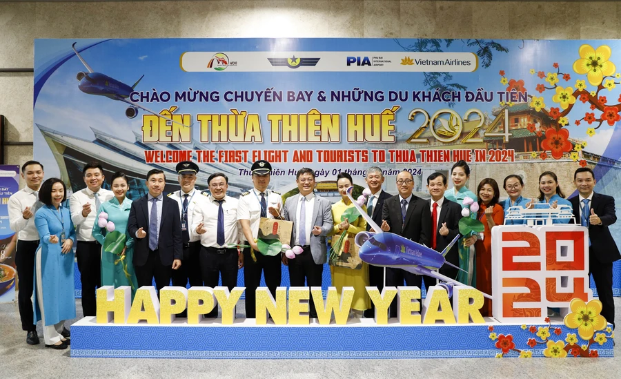 Thừa Thiên Huế đón chuyến bay đầu tiên với 200 hành khách 'xông đất' năm mới.