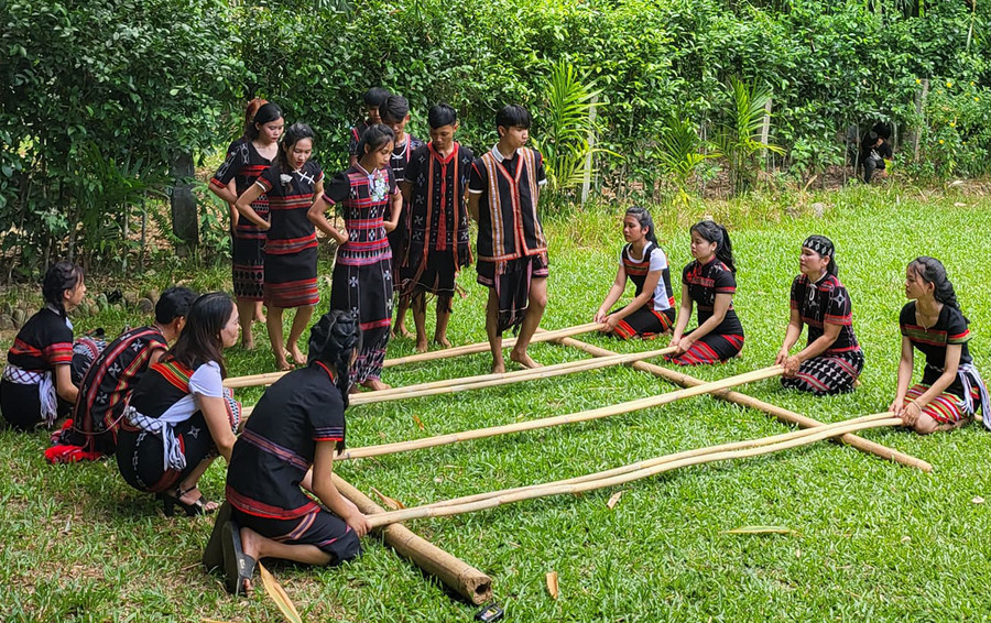 Biểu diễn các tiết mục múa truyền thống của người đồng bào Cơ Tu cho du khách xem. Ảnh: A Lăng Như