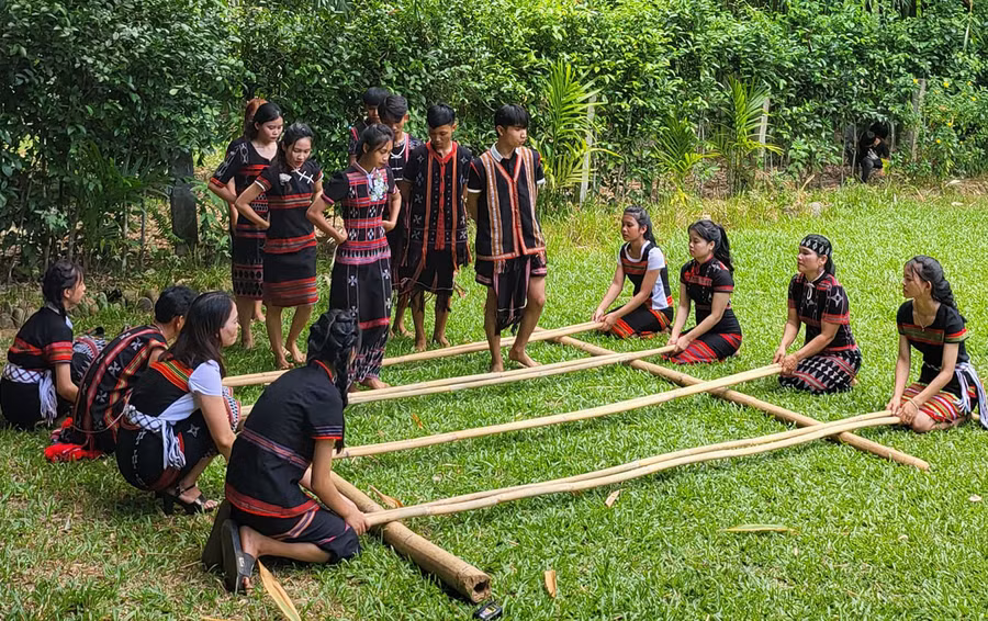 Biểu diễn các tiết mục múa truyền thống của người đồng bào Cơ Tu cho du khách xem. Ảnh: A Lăng Như