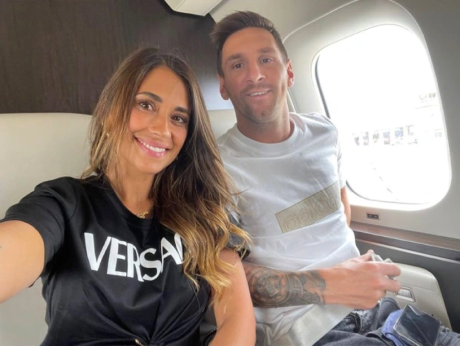 Messi và bà xã trên chiếc máy bay riêng trị giá 12 triệu bảng. Messi và bà xã trên chiếc máy bay riêng trị giá 12 triệu bảng.