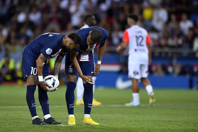 Mbappe và Neymar tranh đá phạt đền trong trận thắng Montpellier ngày 13/8 Mbappe và Neymar tranh đá phạt đền trong trận thắng Montpellier ngày 13/8