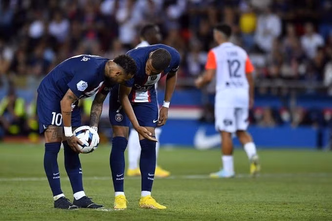 Mbappe và Neymar tranh đá phạt đền trong trận thắng Montpellier ngày 13/8