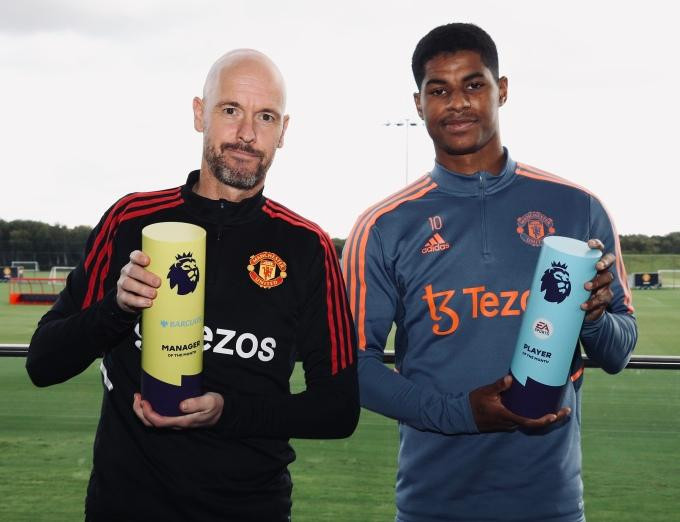 Huấn luyện viên Ten Hag và Rashford nhận giải thưởng tháng của Ngoại hạng Anh tại sân Man Utd ngày 30/9. Huấn luyện viên Ten Hag và Rashford nhận giải thưởng tháng của Ngoại hạng Anh tại sân Man Utd ngày 30/9.