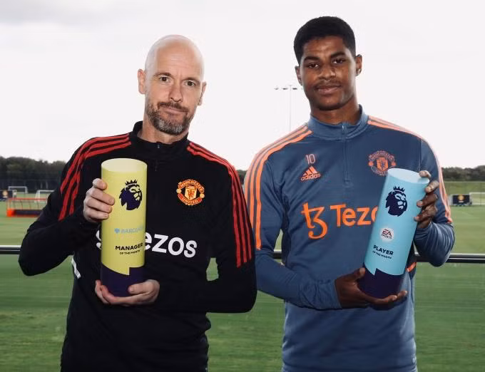 Huấn luyện viên Ten Hag và Rashford nhận giải thưởng tháng của Ngoại hạng Anh tại sân Man Utd ngày 30/9.