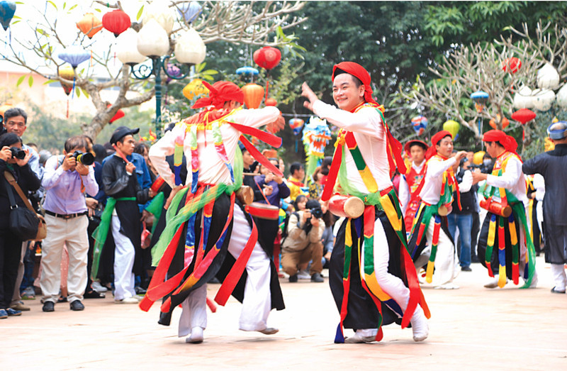 Điệu múa bồng (Triều Khúc, Hà Nội). Ảnh: Quang Thái. Điệu múa bồng (Triều Khúc, Hà Nội). Ảnh: Quang Thái.