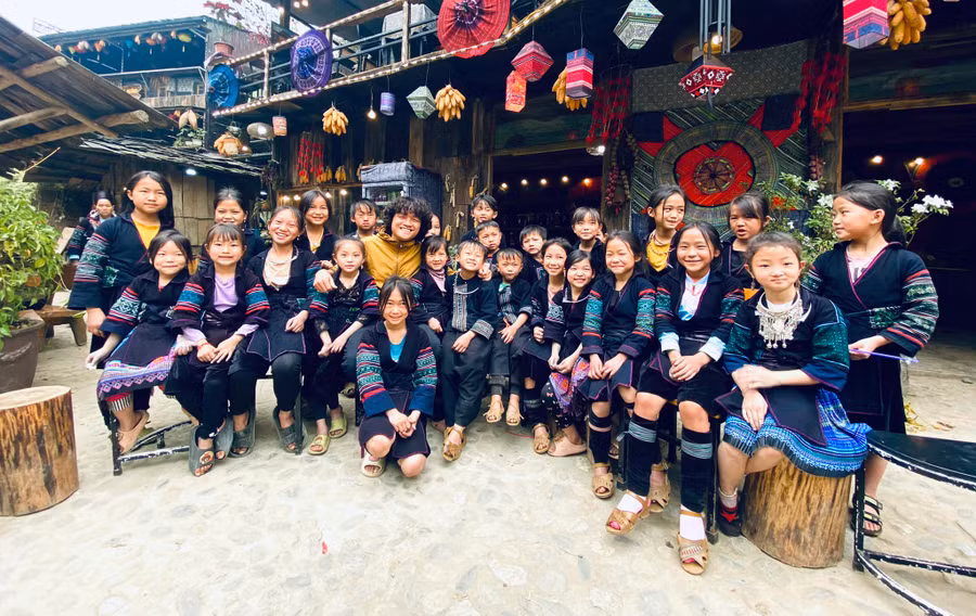 Nghệ sĩ Ngô Hồng Quang trong chuyến điền dã tìm chất liệu âm nhạc bản địa. Nghệ sĩ Ngô Hồng Quang trong chuyến điền dã tìm chất liệu âm nhạc bản địa.