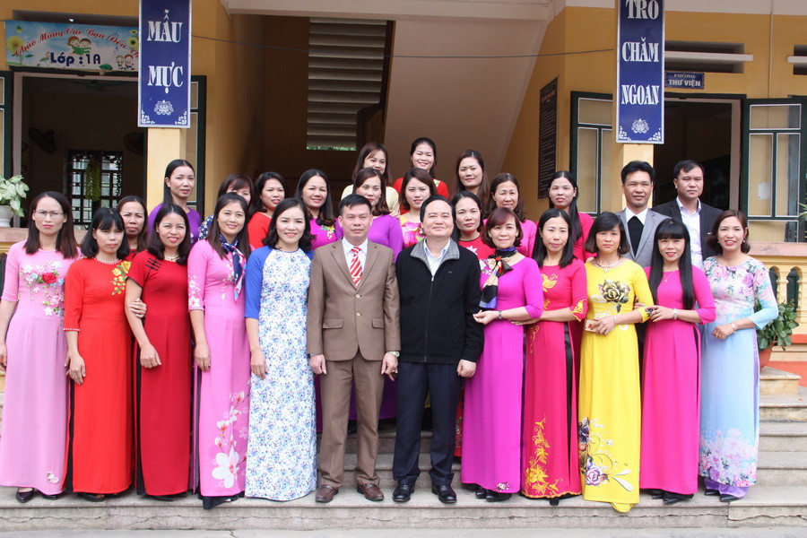 Bộ trưởng Phùng Xuân Nhạ với tập thể sư phạm trường Tiểu học và THCS Đại Phác Bộ trưởng Phùng Xuân Nhạ với tập thể sư phạm trường Tiểu học và THCS Đại Phác