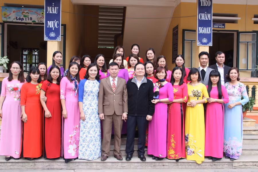 Bộ trưởng Phùng Xuân Nhạ với tập thể sư phạm trường Tiểu học và THCS Đại Phác