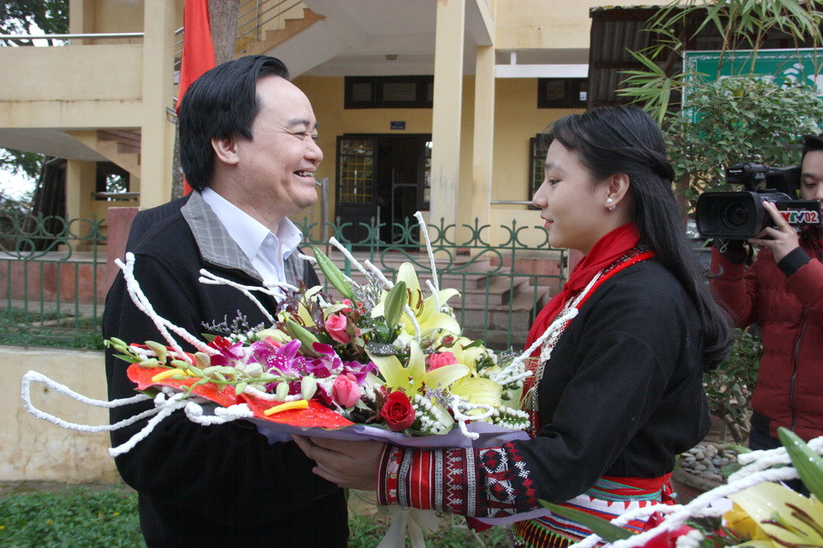 Học sinh trường PTDTNT THCS huyện Văn Yên chào mừng Bộ trưởng Phùng Xuân Nhạ tới thăm trường Học sinh trường PTDTNT THCS huyện Văn Yên chào mừng Bộ trưởng Phùng Xuân Nhạ tới thăm trường