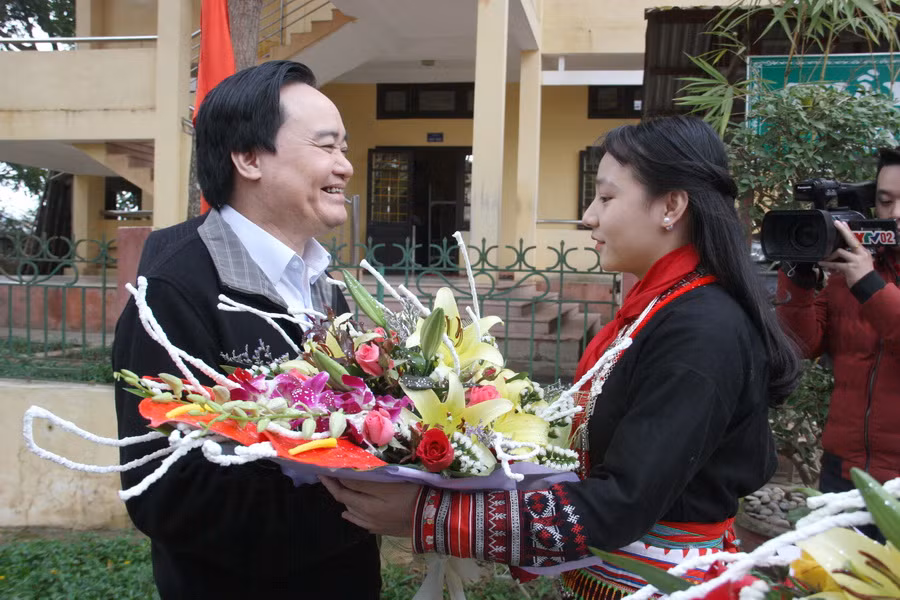 Học sinh trường PTDTNT THCS huyện Văn Yên chào mừng Bộ trưởng Phùng Xuân Nhạ tới thăm trường