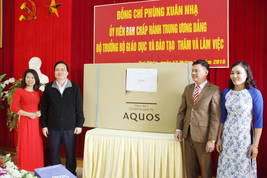 Bộ trưởng tặng tivi cho trường Tiểu học và THCS Đại Phác Bộ trưởng tặng tivi cho trường Tiểu học và THCS Đại Phác