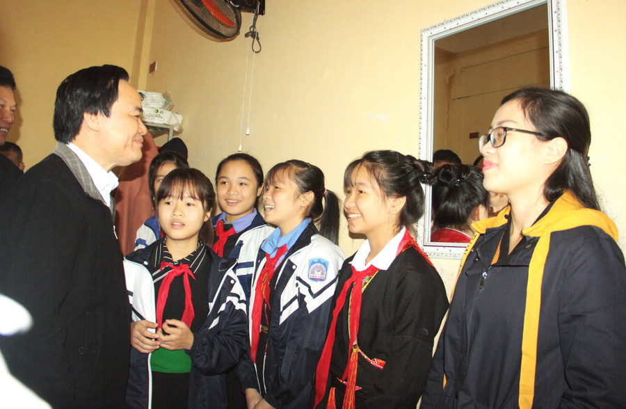 Bộ trưởng thăm khu nhà ở nội trú của học sinh trường PTDTNT THCS huyện Văn Yên Bộ trưởng thăm khu nhà ở nội trú của học sinh trường PTDTNT THCS huyện Văn Yên