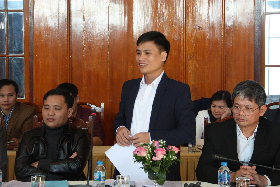 Cán bộ quản lý phát biểu tại buổi làm việc Cán bộ quản lý phát biểu tại buổi làm việc